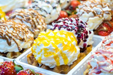 renkli pasta tatlı tatlı bir sokak gıda Market krem şanti ile.