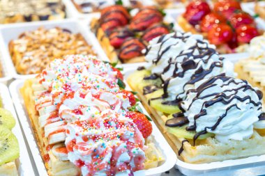 renkli pasta tatlı tatlı bir sokak gıda Market krem şanti ile.