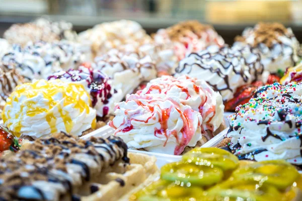 Красочный Торт Сладкий Десерт Взбитыми Сливками Рынке Уличной Еды — стоковое фото
