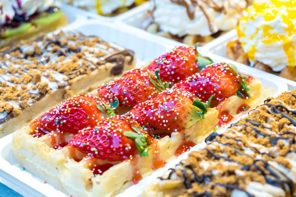 Красочный Торт Сладкий Десерт Взбитыми Сливками Рынке Уличной Еды — стоковое фото