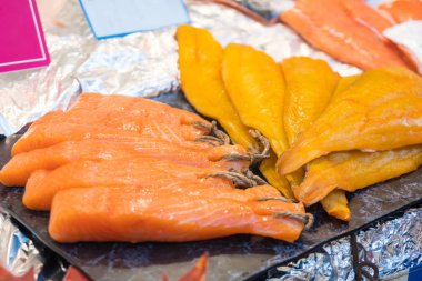 Somon fileto balık pazarında, sağlıklı gıda.