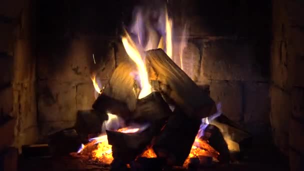 Fuego Arde Una Chimenea Ladrillo Mantener Calor — Vídeos de Stock