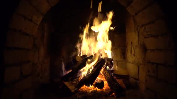 Fuego Arde Una Chimenea Ladrillo Mantener Calor — Vídeo de stock