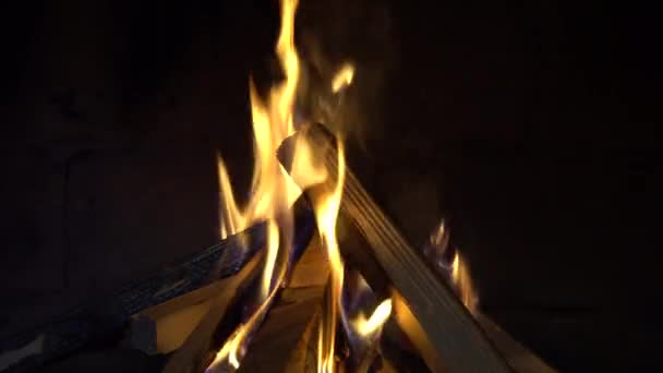 Fuego Arde Una Chimenea Ladrillo Mantener Calor — Vídeos de Stock