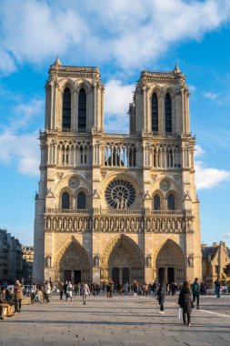 Paris, Fransa - 18.01.2019: Güzel manzara Notre Dame de Paris, Paris, Fransa Ortaçağ kilise.