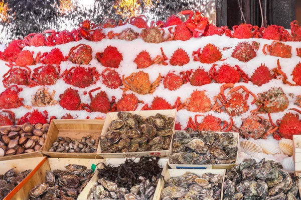 冰上有螃蟹和虾的户外鱼市场 — 图库照片