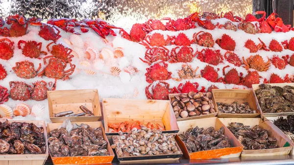 Mercado Pescado Aire Libre Con Cangrejo Camarones Hielo París Francia —  Fotos de Stock