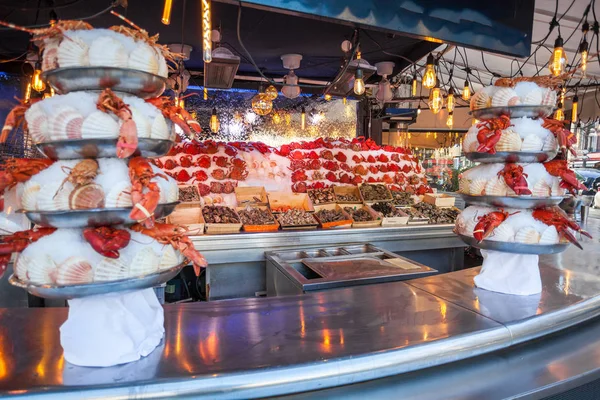 Открытый Рыбный Рынок Крабом Креветками Льду Париж Франция — стоковое фото
