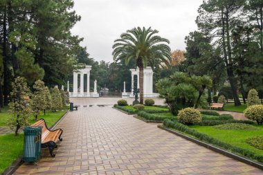 Deniz kenarındaki güzel Batum Merkezi parkta yağmurlu bir gün.