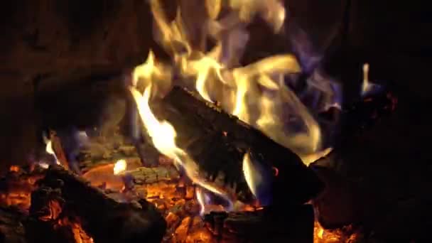 Ein Feuer Brennt Einem Gemauerten Kamin Warm Halten — Stockvideo