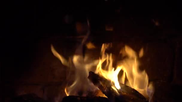 Fuego Arde Una Chimenea Ladrillo Mantener Calor — Vídeo de stock