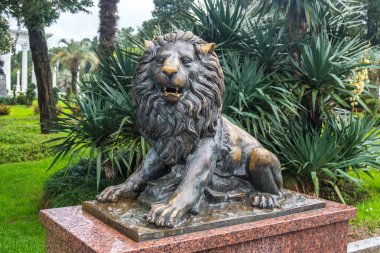 Batumi, Gürcistan - 23.11.2018: bir aslan bir park Batum, bronz heykeli.