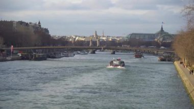 Paris, Fransa - 16.01.2019: turistik gemi Paris'te Seine Nehri üzerinde