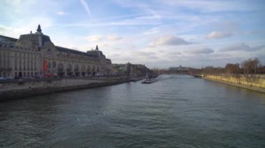 Paris, Fransa - 16.01.2019: turistik gemi Paris'te Seine Nehri üzerinde