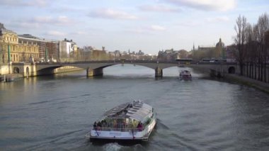 Paris, Fransa - 16.01.2019: turistik gemi Paris'te Seine Nehri üzerinde