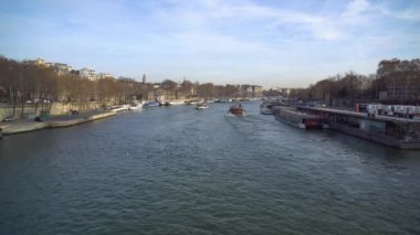 Paris, Fransa - 16.01.2019: turistik gemi Paris'te Seine Nehri üzerinde