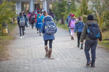 Okuluna geri dön, kış vakti çocuklar okula birlikte, Grup.