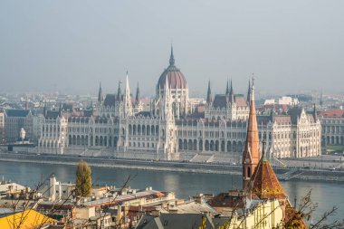 Tuna Nehri Budapest City, Macaristan, Macaristan Parlamentosu'nun görünümünü.