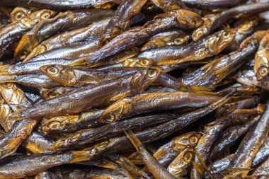 Soğuk füme capelin balık arka plan, füme balık doku.