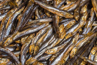 Soğuk füme capelin balık arka plan, füme balık doku.