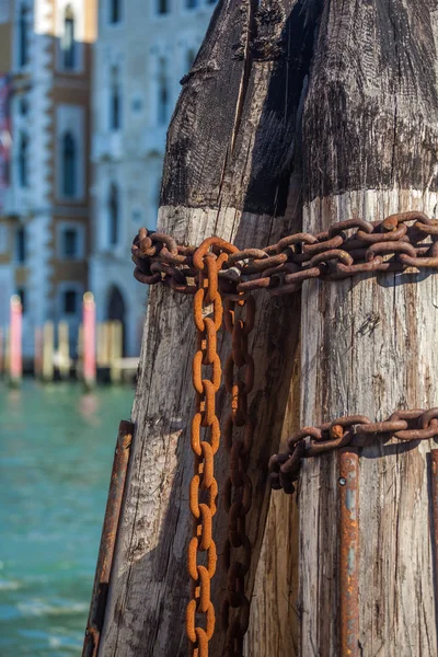 Pier Holzstangen durch rostige Ketten auf Kanal in zusammengezogen — Stockfoto