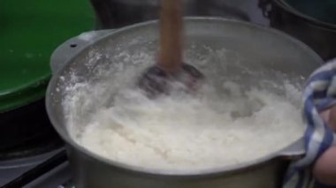 Pişirme mengrelian Mısır mamalica (ghomi). Gürcü geleneksel gıda