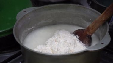Pişirme mengrelian Mısır mamalica (ghomi). Gürcü geleneksel gıda