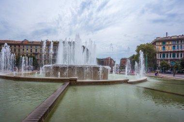 Milan, İtalya - 14.08.2018: Çeşme Milano Sforza Kalesi önünde.