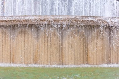 Milan, İtalya 'daki Sforza Kalesi' nin önündeki çeşme..