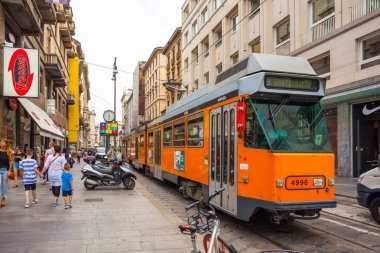 Milan, İtalya - 14.08.2018: Modern elektrikli tramvay Milan binalar çalıştırmak.