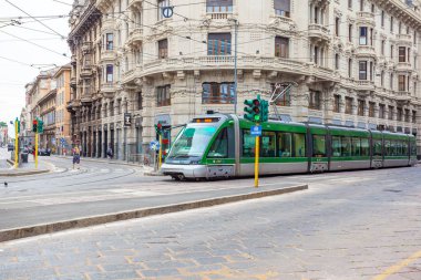 Milan, İtalya - 14.08.2018: Modern elektrikli tramvay Milan binalar çalıştırmak.