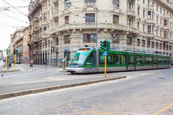 Milán Italia 2018 Moderno Tranvía Eléctrico Que Atraviesa Los Edificios — Foto de Stock