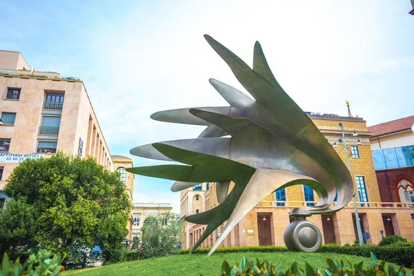 Milan, İtalya - 14.08.2018: Milan, carabineri anıt meydanında Diaz, Metal sanat.