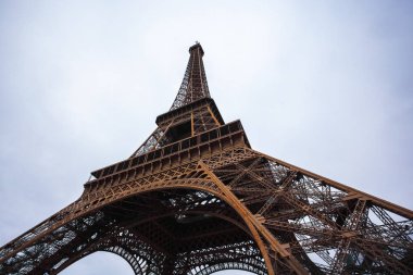 Eyfel Kulesi Paris gökyüzü karşı vurdu.