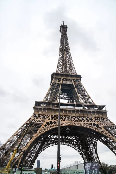 巴黎的埃菲尔铁塔向天空射击 — 图库照片