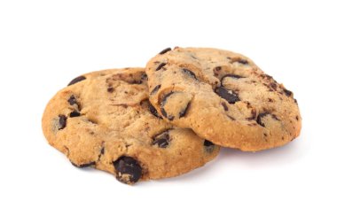 Beyaz arka planda izole edilmiş çikolata parçacıklı kurabiyeler..