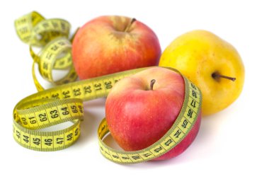 Elma ölçü bandı beyaz arka planda, sağlıklı beslenme ile.