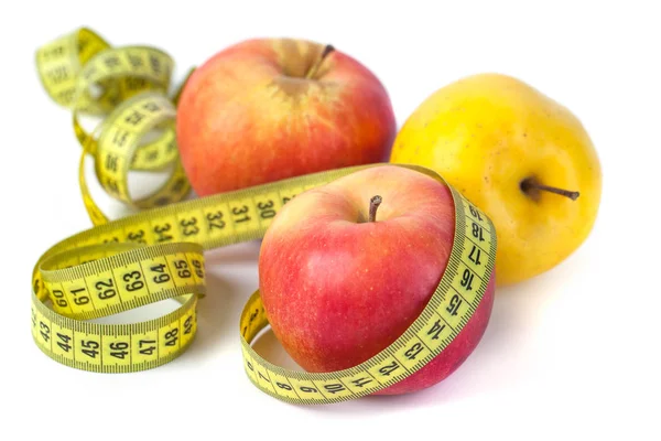 Elma ölçü bandı beyaz arka planda, sağlıklı beslenme ile.