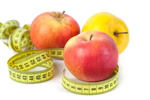 白い背景に 健康的な食事にメジャー テープとりんご — ストック写真