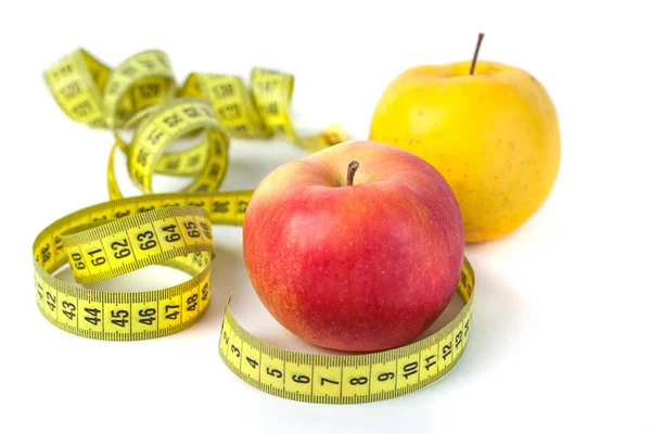 白い背景に 健康的な食事にメジャー テープとりんご — ストック写真