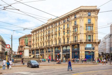 Milan, İtalya - 14.08.2018: Eski binalar Milano Merkezi ile sokak.