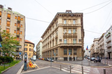 Milan, İtalya - 14.08.2018: Eski binalar Milano Merkezi ile sokak.