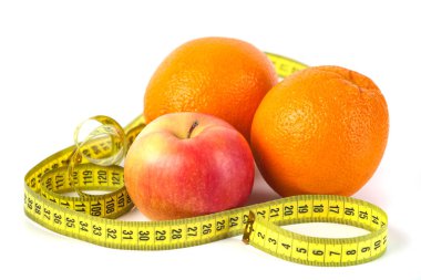 Elma ve portakal ölçü bandı beyaz arka planda, sağlıklı beslenme ile.
