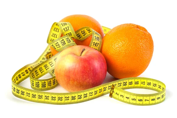 Μήλα Και Πορτοκάλι Μέτρο Ταινία Άσπρο Φόντο Υγιεινή Διατροφή — Φωτογραφία Αρχείου