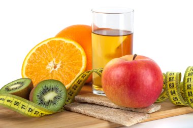 Beyaz, sağlıklı gıda izole ölçüm ile ahşap tahta üzerinde verious fruis.