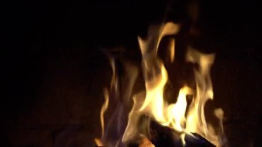 Bir tuğla şömine, tutmak sıcak bir ateş yakar