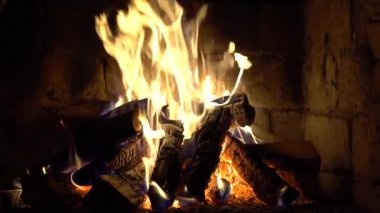 Bir tuğla şömine, tutmak sıcak bir ateş yakar