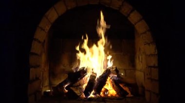 Bir tuğla şömine, tutmak sıcak bir ateş yakar