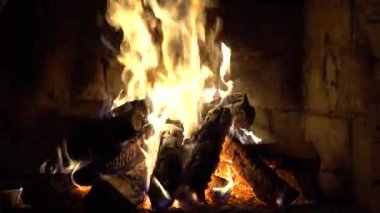 Bir tuğla şömine, tutmak sıcak bir ateş yakar