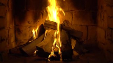 Bir tuğla şömine, tutmak sıcak bir ateş yakar